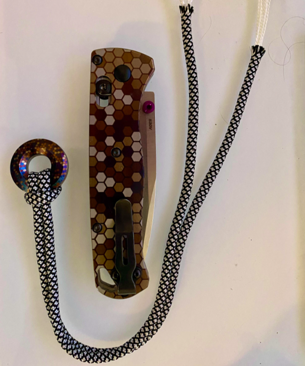 Step-by-step diagram showing how to properly secure a bead on paracord using King Cobra weave integration technique with detailed knot placement